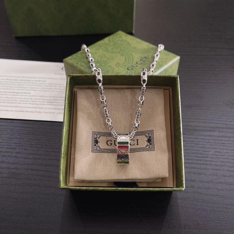 G*u*i necklaces